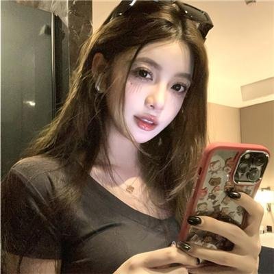 院子里的女人
